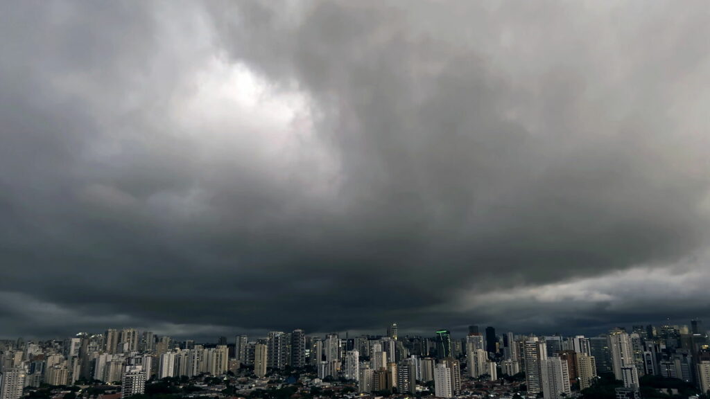Previsão do tempo é de muita chuva e temporais neste domingo, 02