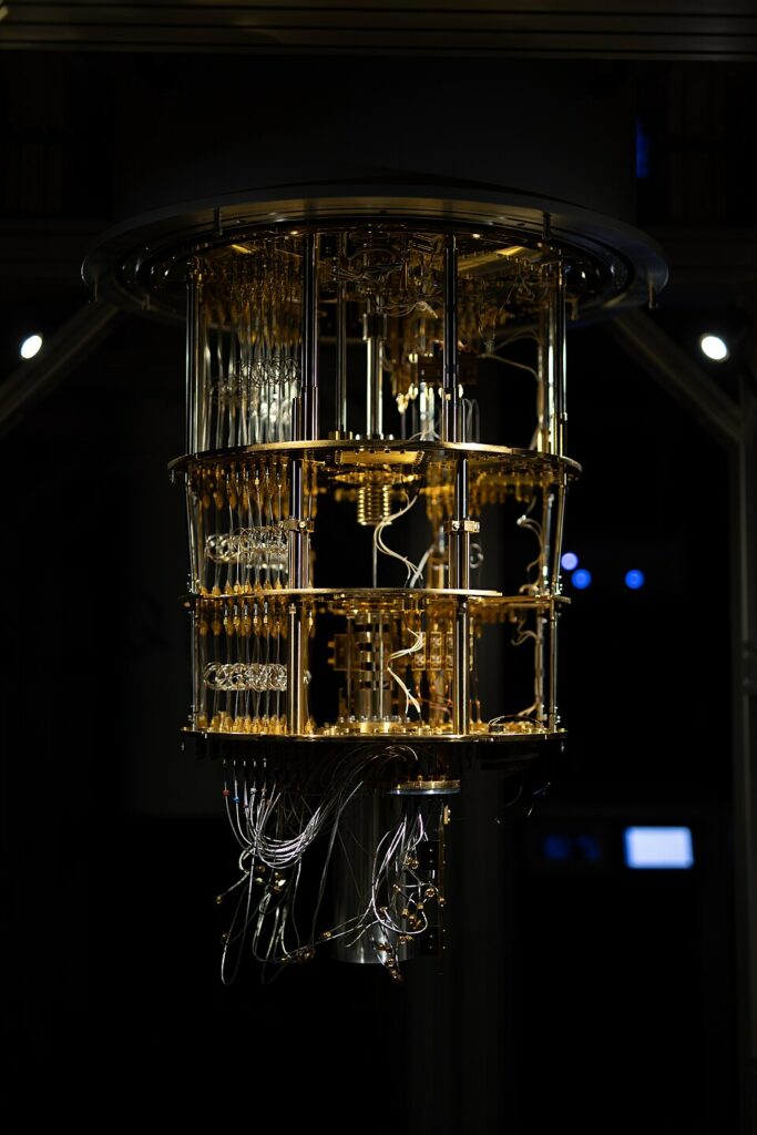 Um computador quântico, exemplo de onde essa descoberta pode ser aplicada - Créditos: By Ragsxl - Own work, CC BY-SA 4.0, https://commons.wikimedia.org/w/index.php?curid=98841249