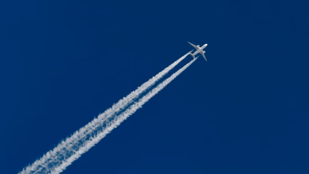 O mistério das trilhas de aviões que intrigam quem olha para o céu