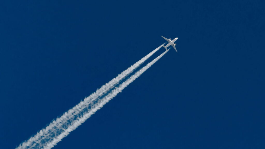 O mistério das trilhas de aviões que intrigam quem olha para o céu