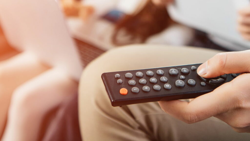 Por que deves limpar o controle da TV agora mesmo