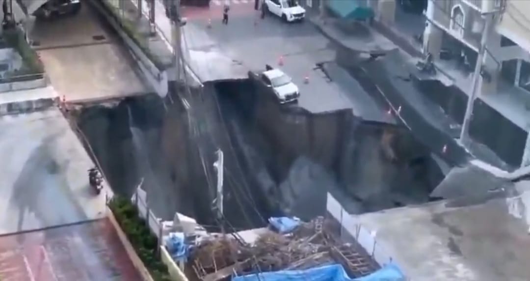 Colapso de rua em Bangkok gera cratera gigante e evacuação em massa