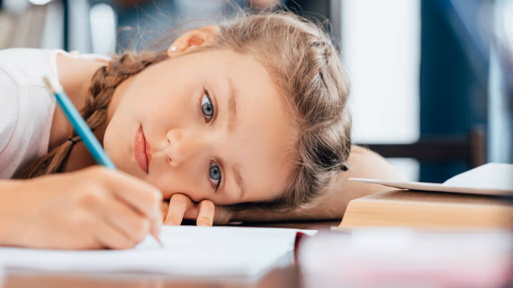 Por que algumas crianças se comportam mal nas escolas, segundo especialistas