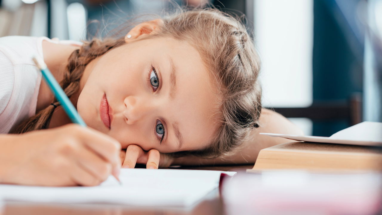 Por que algumas crianças se comportam mal nas escolas, segundo especialistas