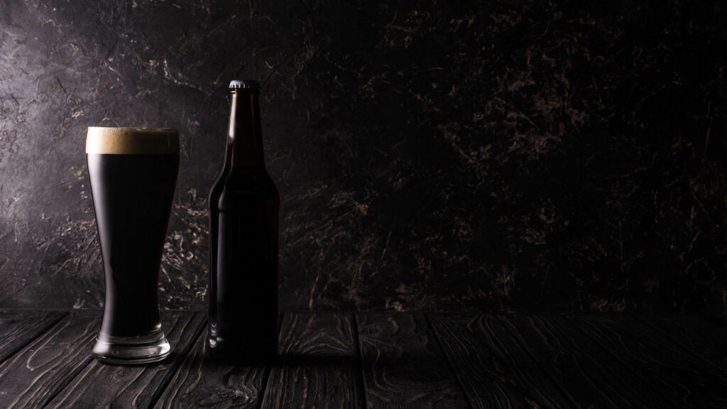 Cerveja antes do sexo? Estudo revela o efeito surpreendente das cervejas escuras - Créditos: depositphotos.com / VadimVasenin