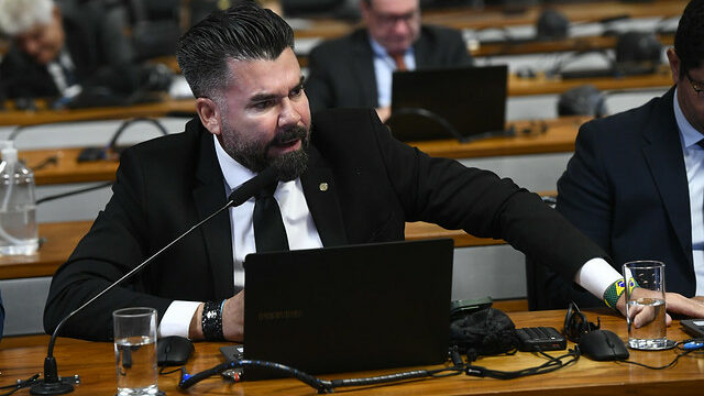 Delegado Caveira e advogado do “Careca do INSS” discutem na CPMI: “Cala a boca”