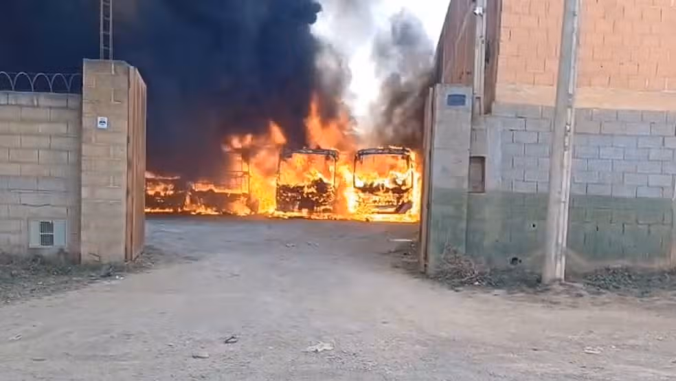 Incêndio destrói 12 ônibus em Araçariguama