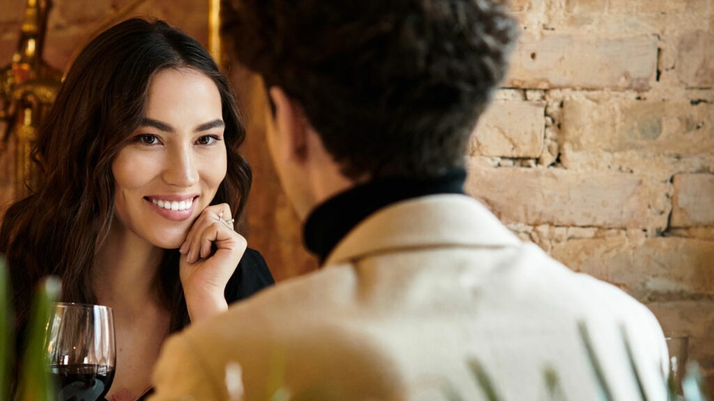 Cinco atitudes femininas que revelam interesse e você não percebe