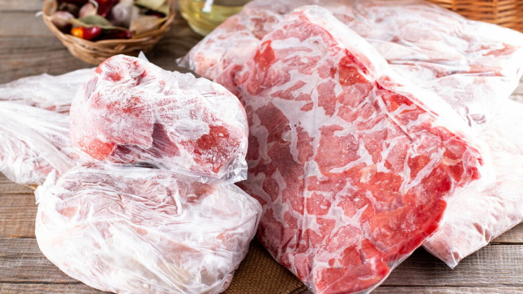 O jeito mais seguro para descongelar carne sem perder qualidade - Créditos: depositphotos.com / qwartm