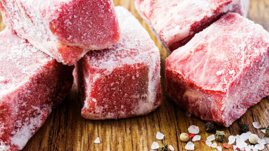 O jeito mais seguro para descongelar carne sem perder qualidade
