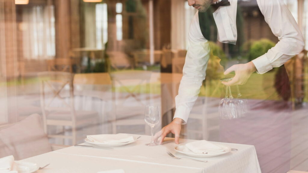 O que a psicologia diz sobre pessoas que ajudam garçons a limpar a mesa?
