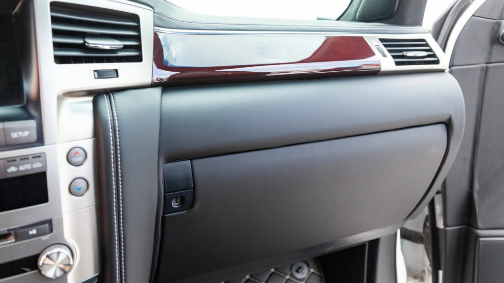 Esse gancho escondido no porta-luvas do carro pode evitar acidentes e você nem sabia