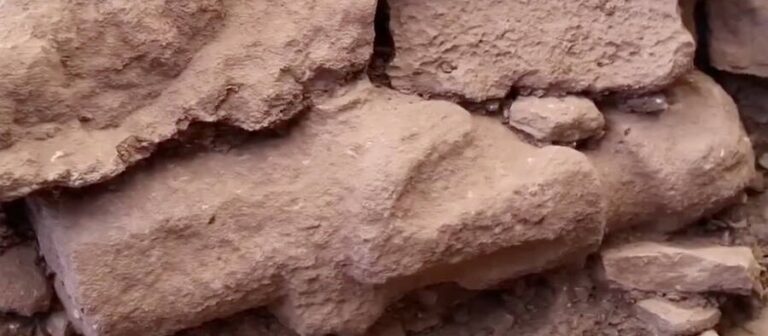 Estátua humana de 11 mil anos é achada em parede na Turquia