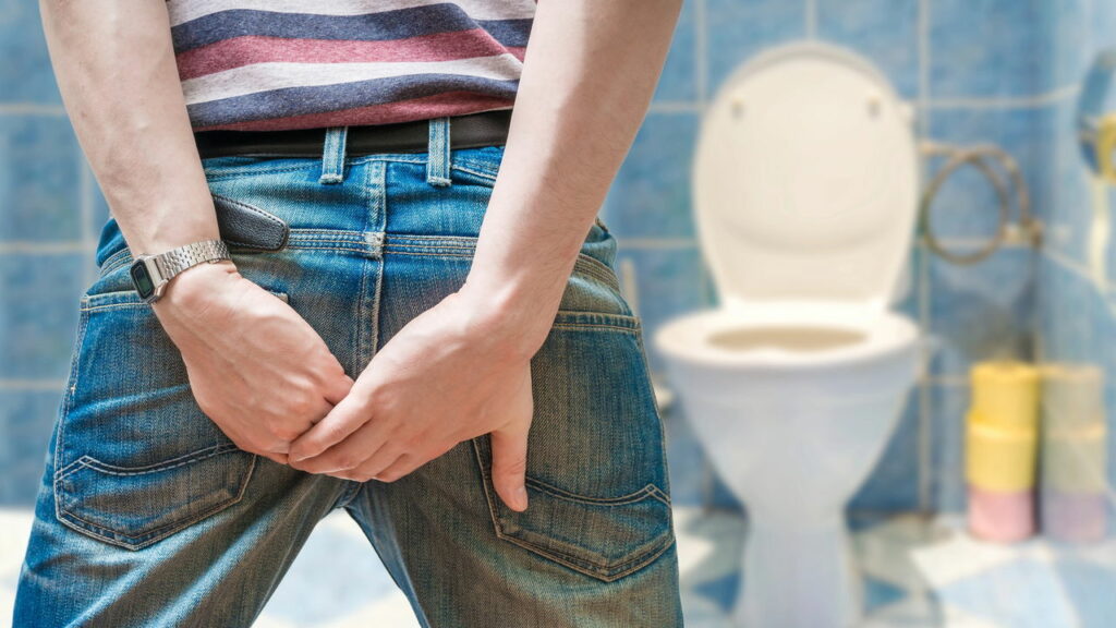 O hábito de levar o celular ao banheiro pode custar sua saúde - Créditos: depositphotos.com / vchalup2