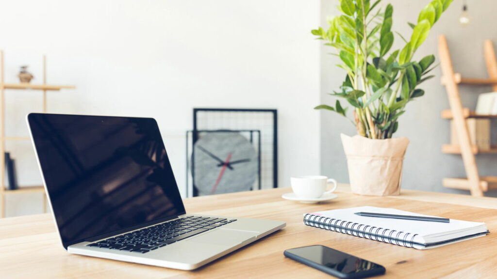 Profissões home-office que pagam mais de R$ 7 mil logo no começo da carreira