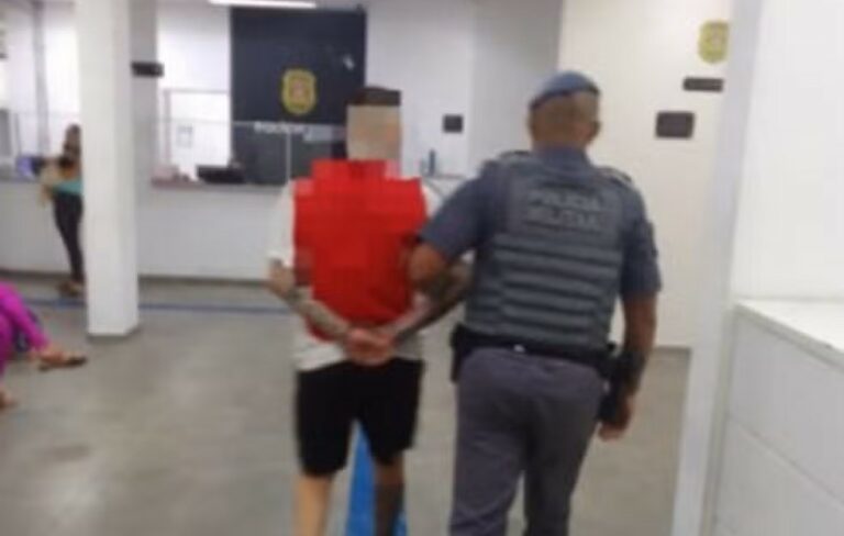 SP: Homem é preso após empurrar mulher e filha de carro em movimento