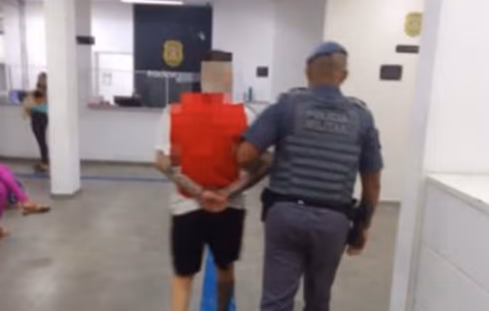 SP: Homem é preso após empurrar mulher e filha de carro em movimento