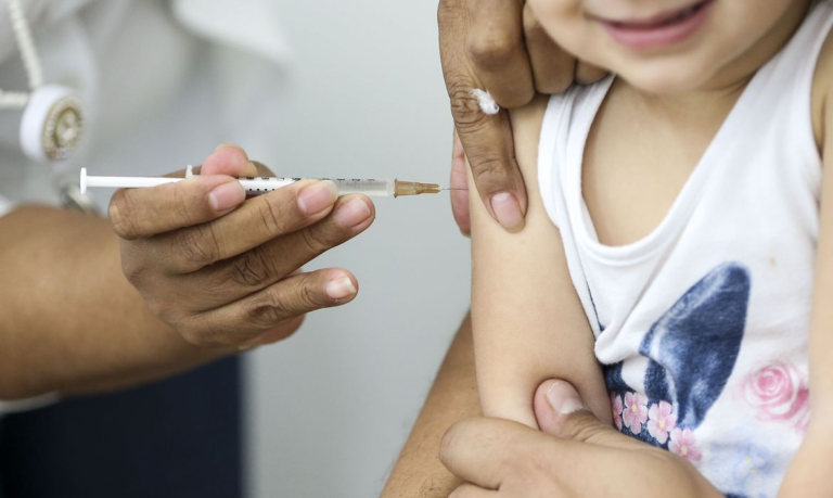 Vacinação nas escolas? Pesquisa indica o que brasileiros pensam