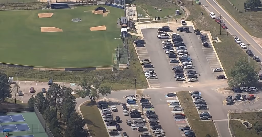 Pelo menos 3 pessoas são baleadas em área escolar no Colorado, EUA
