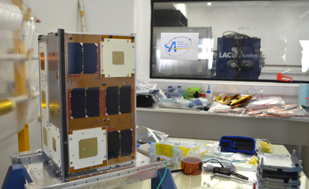 Foi enviado para a Nasa o satélite argentino Atenea, que será enviado para a Lua junto da missão Artemis II - Créditos: Reprodução/UNLP
