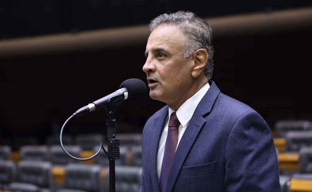 Aécio tenta voltar pendurado no “PL da Dosimetria”