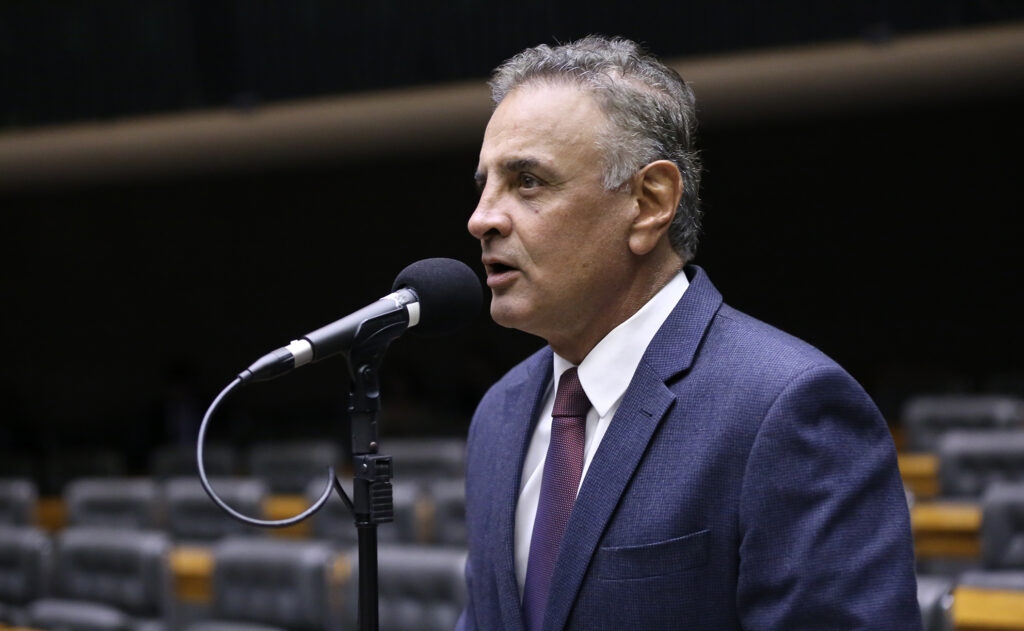 Aécio tenta voltar pendurado no “PL da Dosimetria”