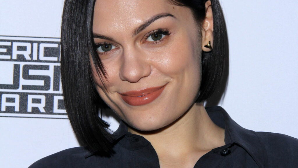 Jessie J se prepara para mais uma cirurgia após câncer de mama