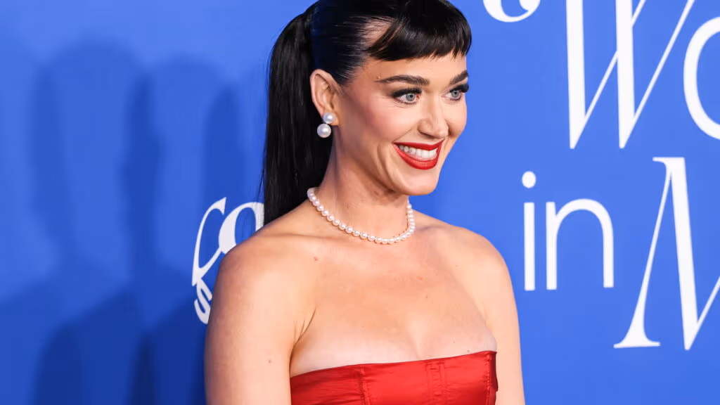 Katy Perry tenta chutar “Labubu” em show e quase cai