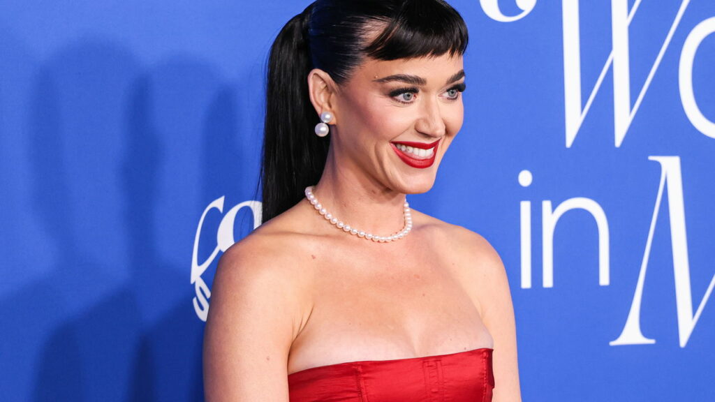 Katy Perry tenta chutar “Labubu” em show e quase cai