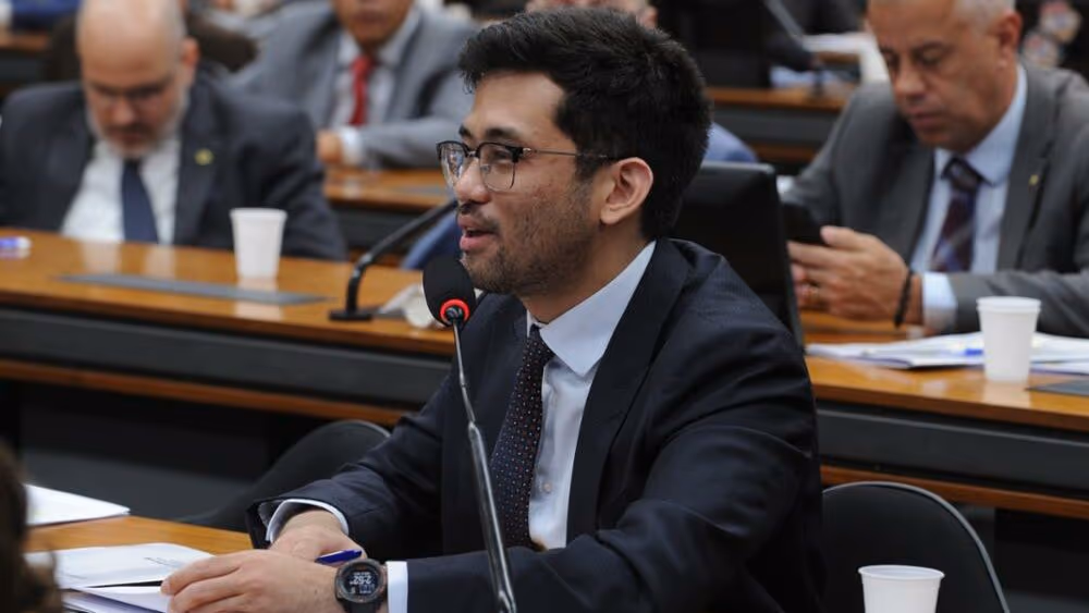 Precisamos saber do “Careca do INSS” se Frei Chico está envolvido, diz Kataguiri