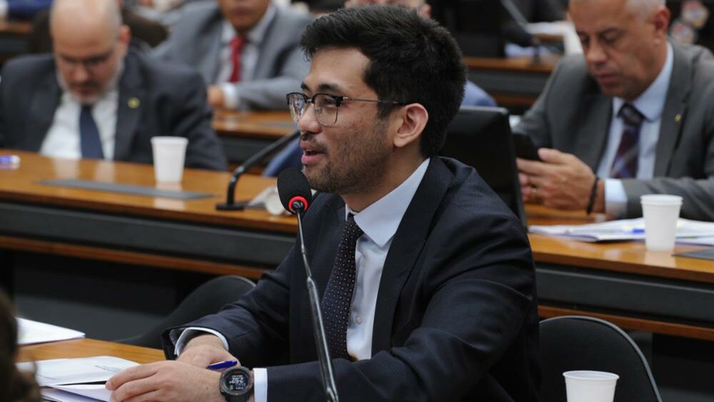 Precisamos saber do “Careca do INSS” se Frei Chico está envolvido, diz Kataguiri