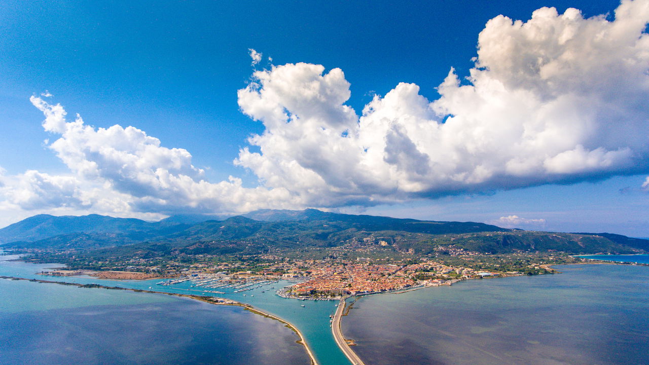 Essa ponte se move para conectar a Ilha de Lefkada ao continente