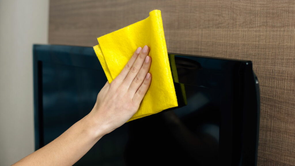 Limpe sua TV sem arranhá-la com esse produto