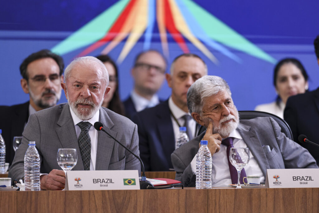 Celso Amorim se mostra cético sobre negociações com Trump