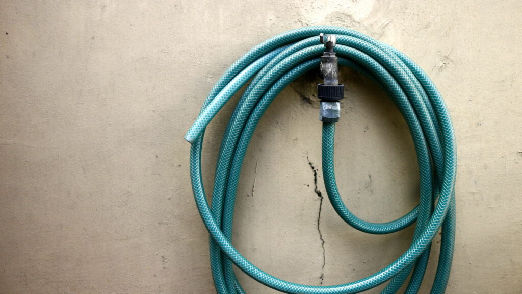 Pode parecer inofensivo mas muitos têm esse objeto no jardim sem saber que pode atrair cobras - Créditos: depositphotos.com / junpinzon