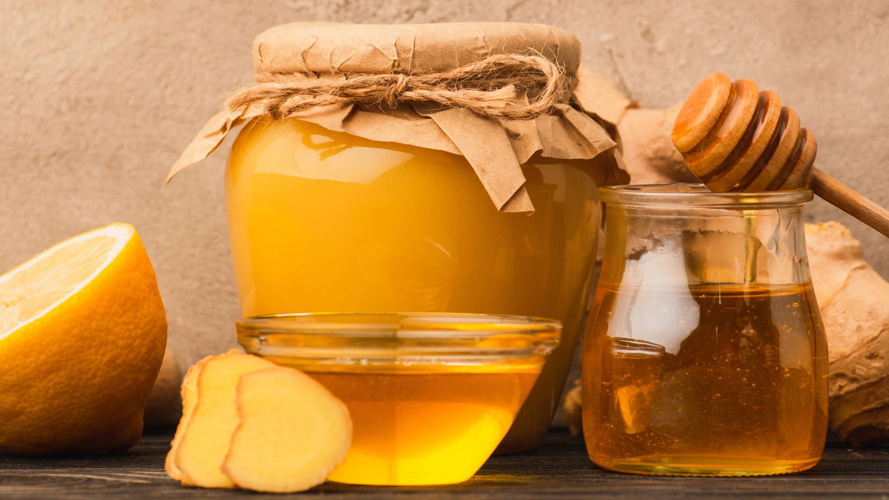 Este chá caseiro de 3 ingredientes acaba com a dor de garganta rapidamente