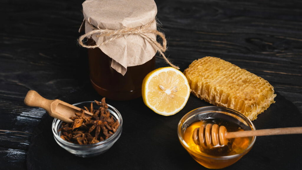 Este chá caseiro de 3 ingredientes acaba com a dor de garganta rapidamente