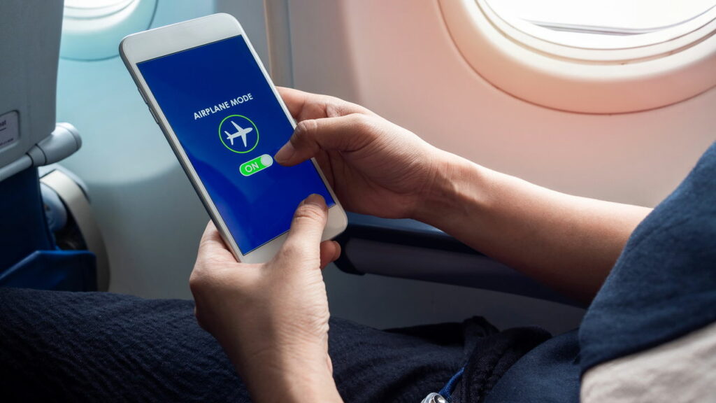 Para que serve ativar o modo avião ao carregar seu telefone?