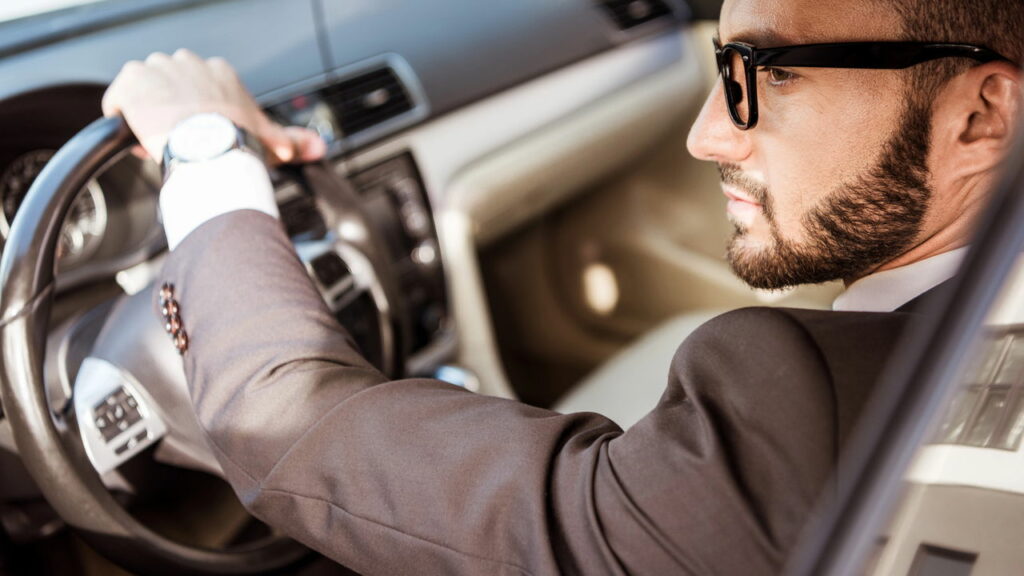 Muitos motoristas precisam dirigir com óculos e não sabem e podem acabar tomando multa