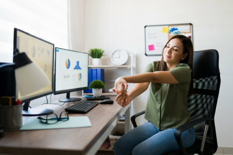 6 exercícios para aliviar dores causadas pelo trabalho no computador