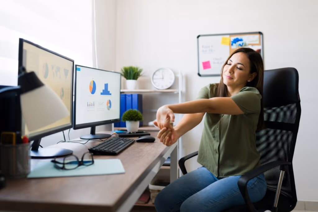 6 exercícios para aliviar dores causadas pelo trabalho no computador