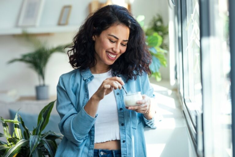 7 benefícios do iogurte natural e formas criativas de usá-lo