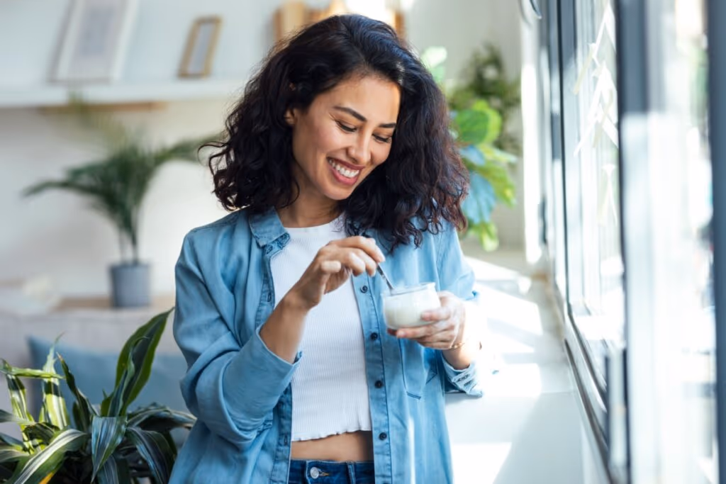7 benefícios do iogurte natural e formas criativas de usá-lo