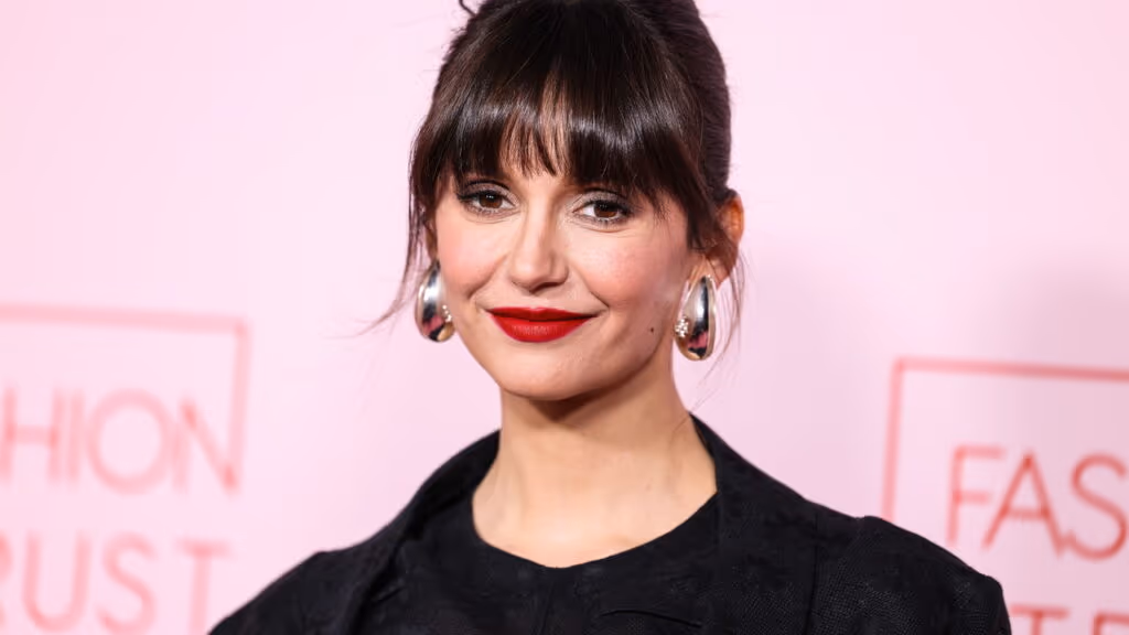 Atriz Nina Dobrev critica diferença salarial em “The Vampire Diaries”