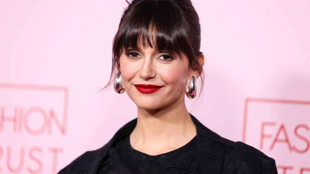 Atriz Nina Dobrev critica diferença salarial em “The Vampire Diaries”