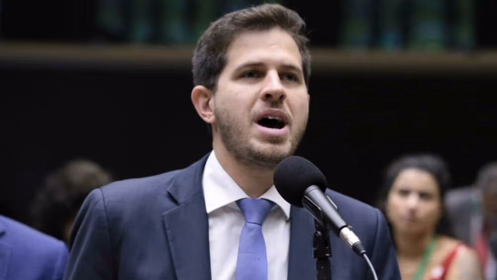 Após votar a favor da PEC da blindagem, deputado vai ao STF contra votação