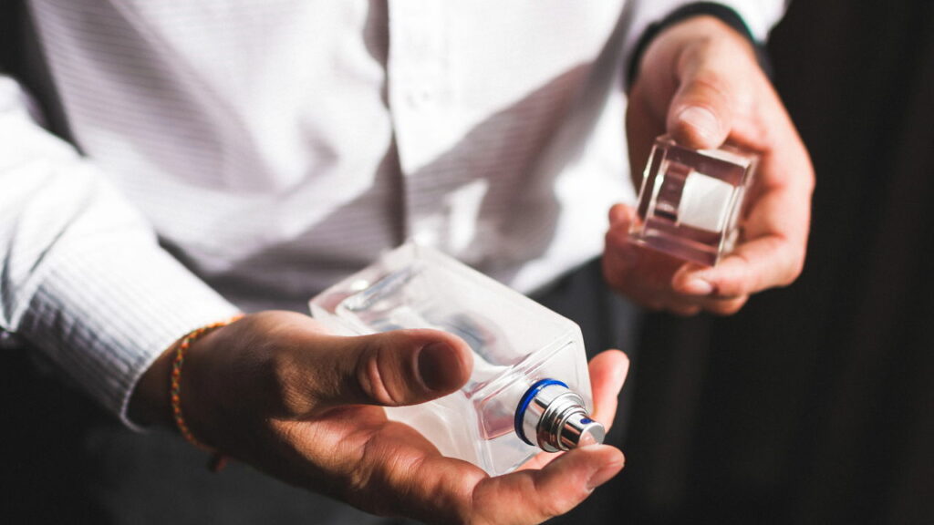 Perfumes masculinos que exalam elegância para surpreender nas ruas