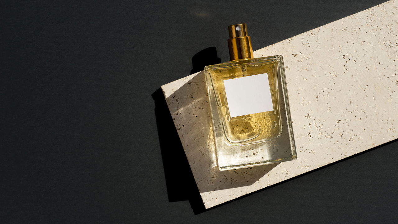 Seu perfume favorito está reprogramando seu cérebro nesse exato momento