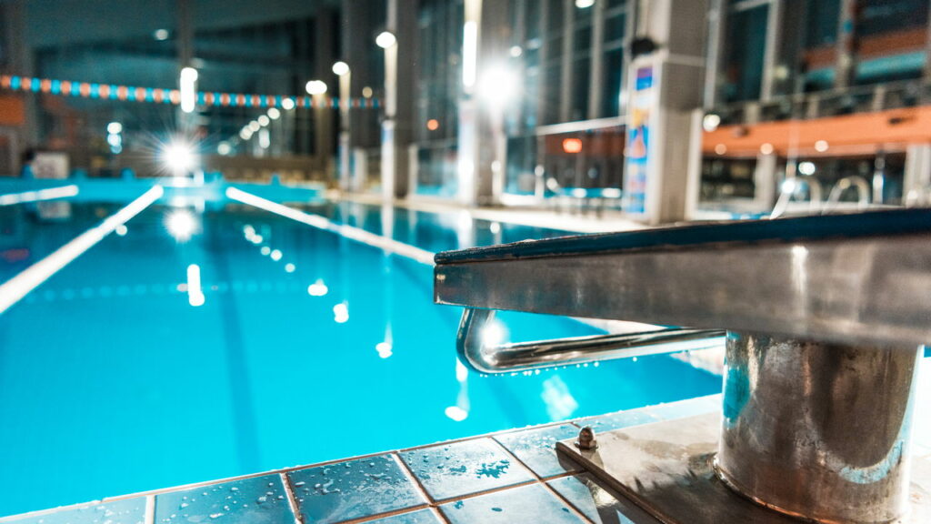 Quanto custa fazer uma piscina pequena no quintal no Brasil em 2025? O valor é surpreendente