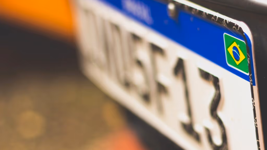 Como evitar multa com a placa antiga mesmo sem trocar para o modelo Mercosul em 2026